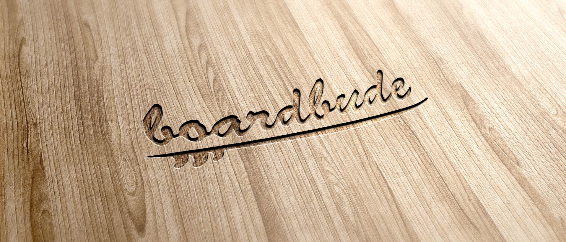 Das Logo ist in Holz graviert zu sehen