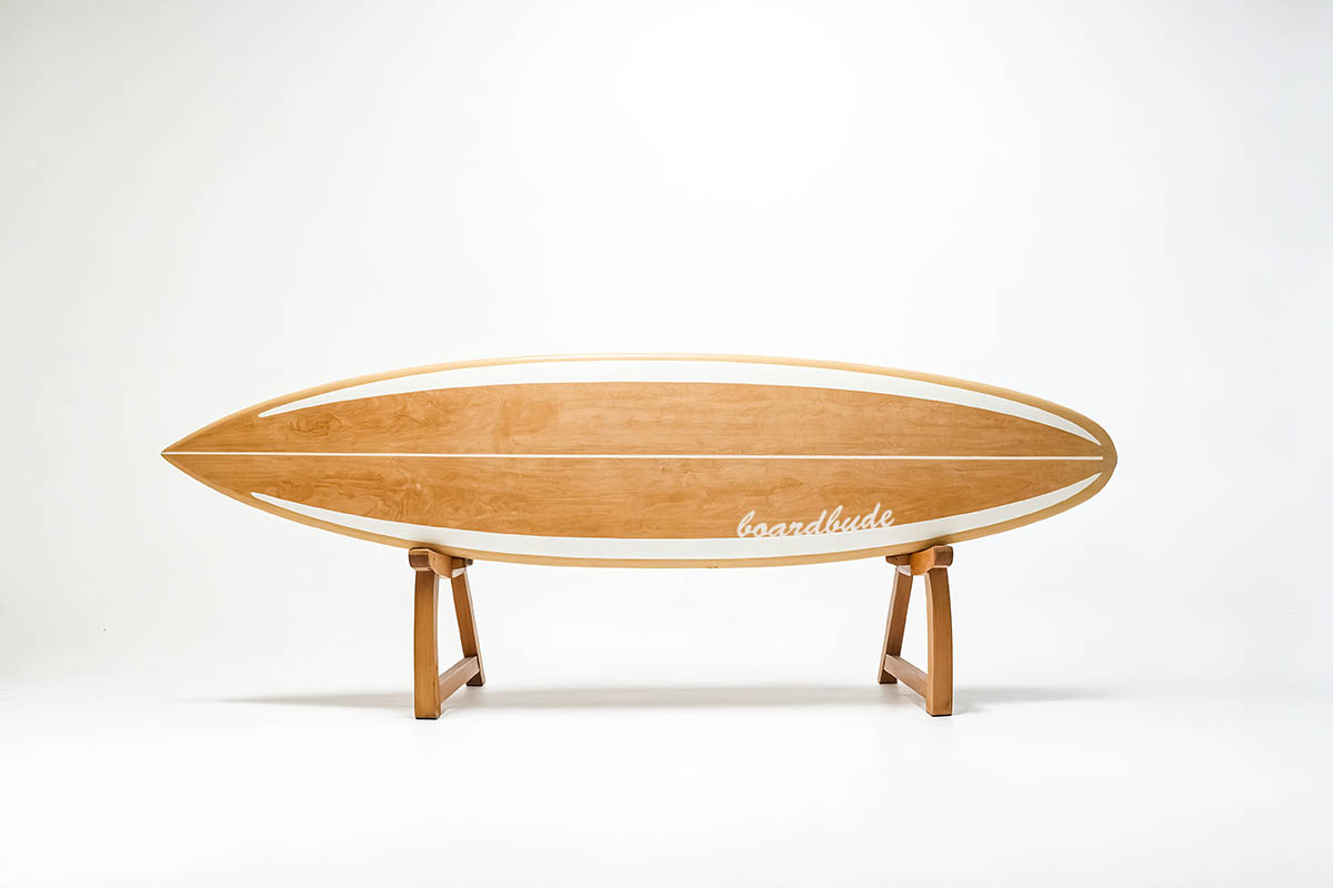 Ein Surfboard liegt auf zwei Böcken