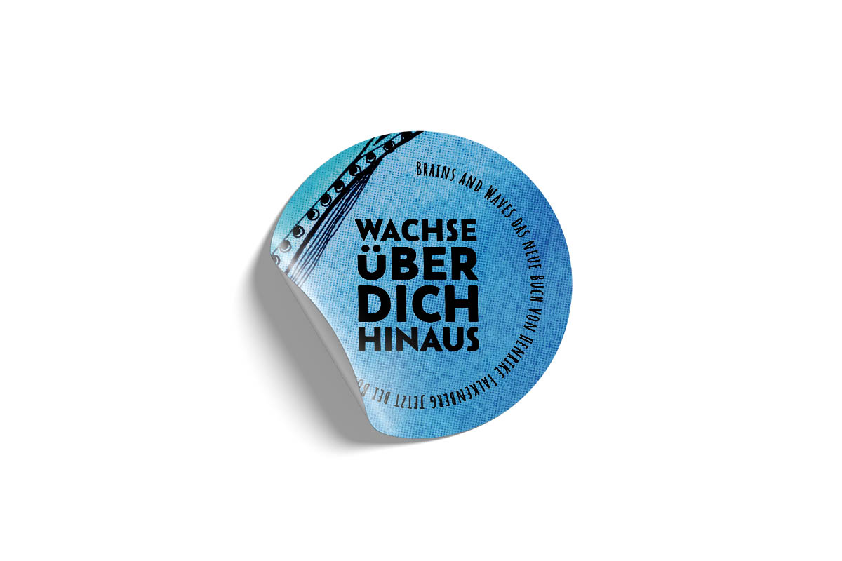 Ein runder Aufkleber mit der Schrift 'Wachse über dich hinaus