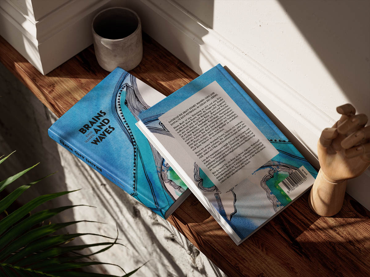 Zwei Bücher liegen auf einer Fensterbank einmal die Vorder und einmal die Rückseite