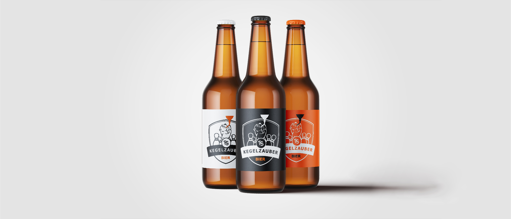  Drei Bierflaschen die wie Kegel aufgestellt sind, als Etikett das Logo 