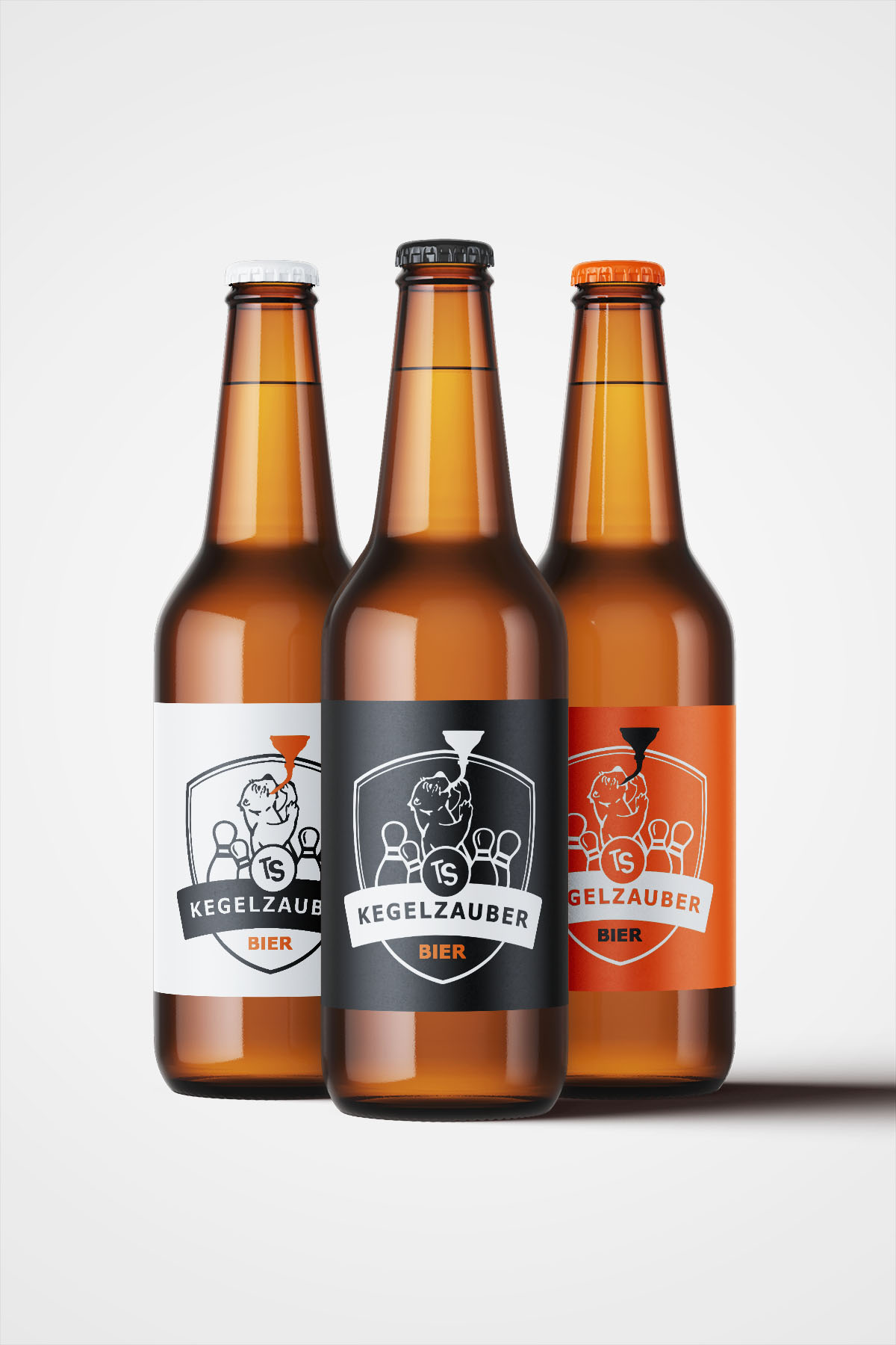  Drei Bierflaschen die wie Kegel aufgestellt sind, als Etikett das Logo 
