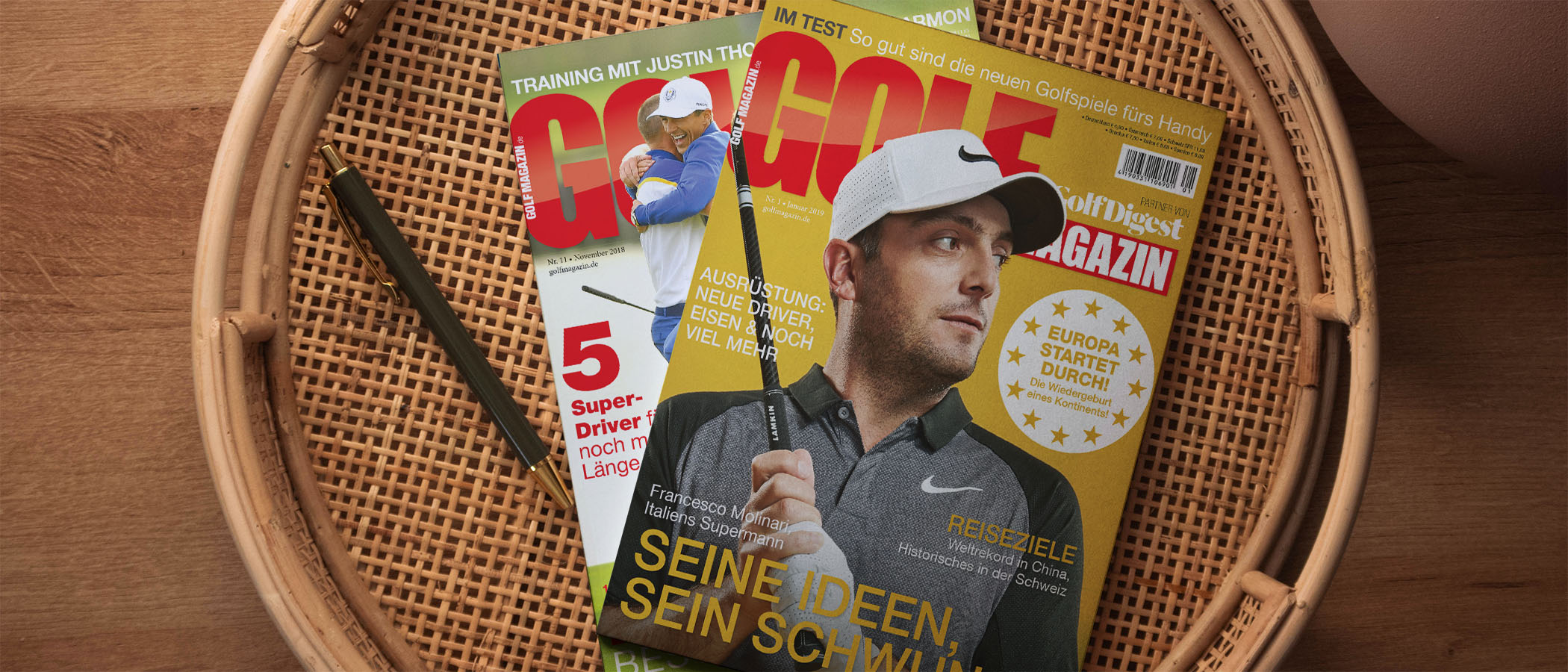 Zwei Golfmagazine auf einem runden kleinen Tisch auf denen Golfer abgebildet sind