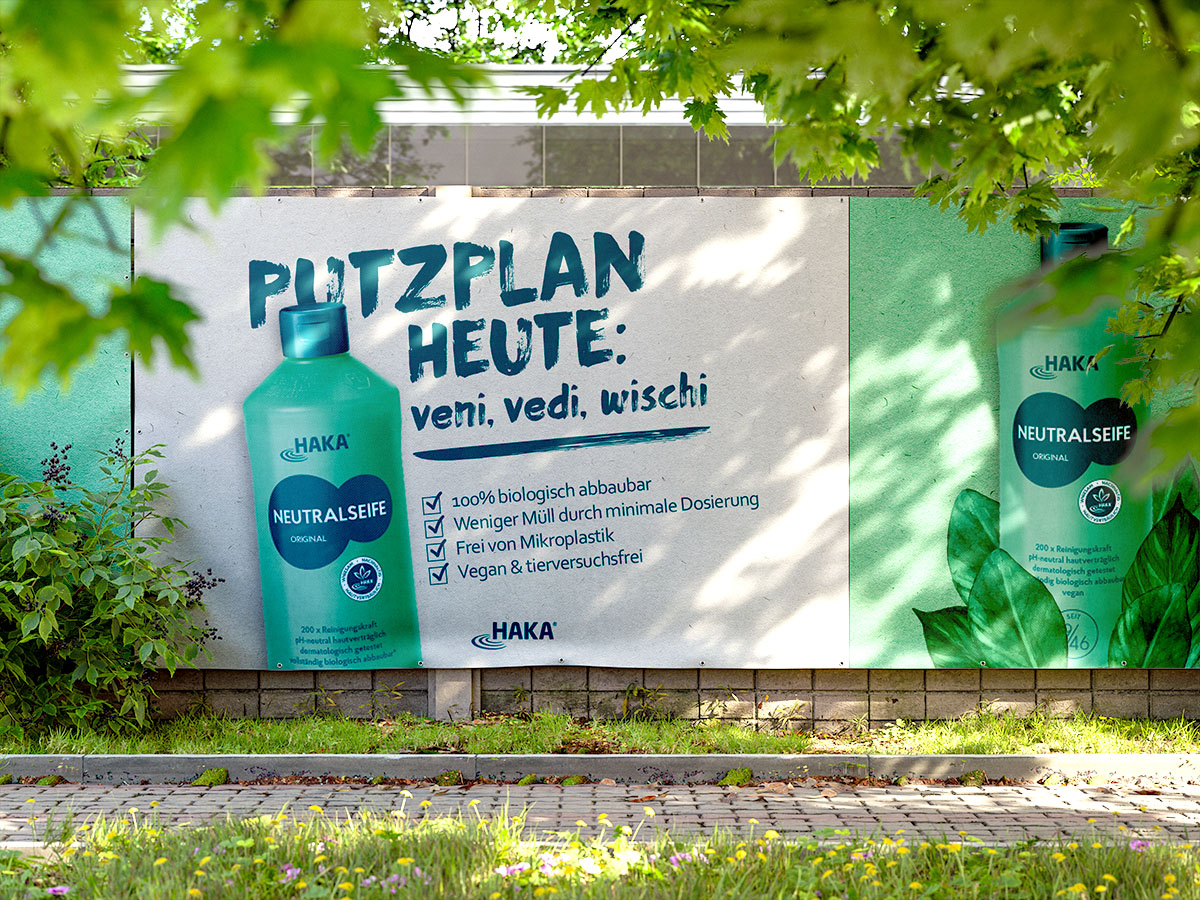 Der Putzplan aus dem Gif ist nun als Wallpaper an einem Gehweg zu sehen