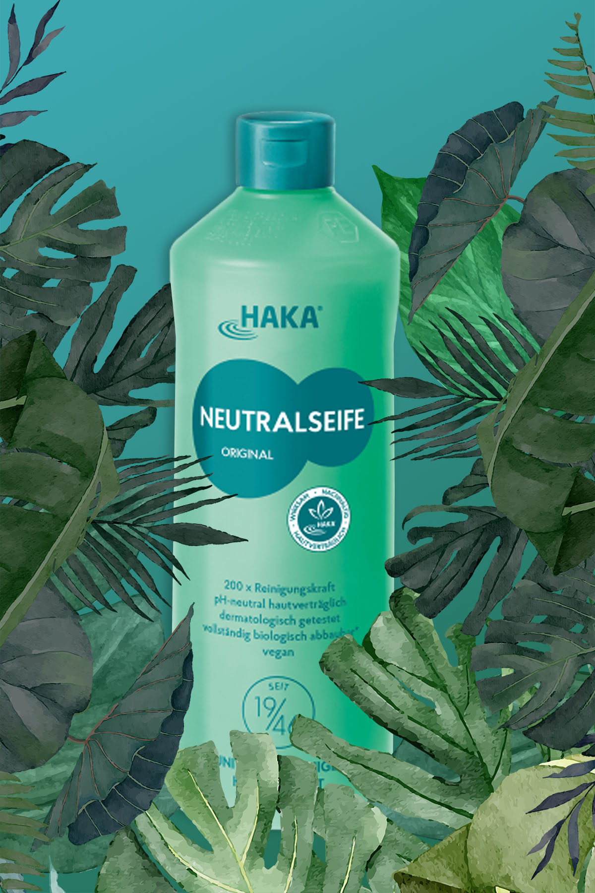 Die Flasche mit der Aufschrift Naturalseife ist von Blättern umgeben