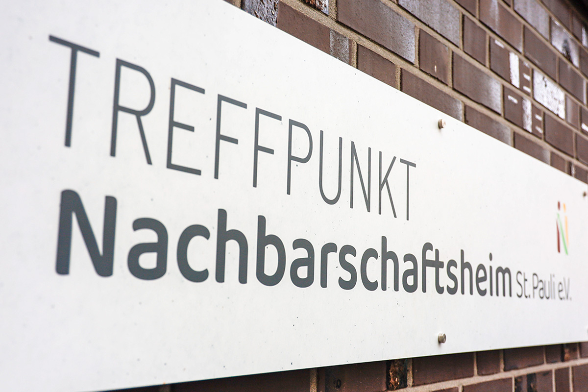 Das Schild an der Hauswand zeigt Nachbarschaftsheim St. Pauli e.V. 