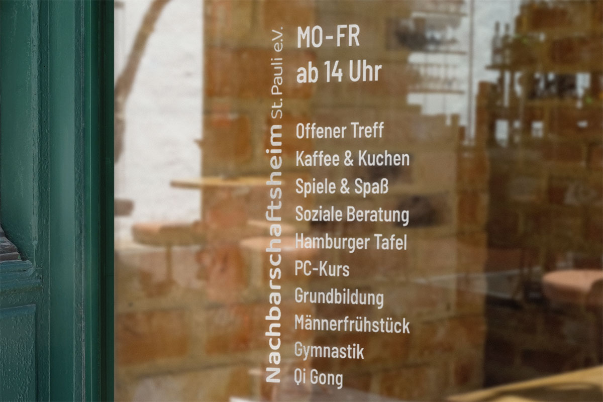  Das Angebot und die Öffnungszeiten sind auf einem Fenster 
