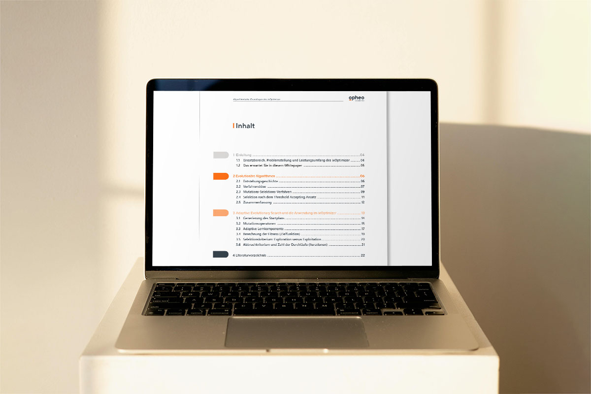 aufgeklappter Laptop mit einer Agenda