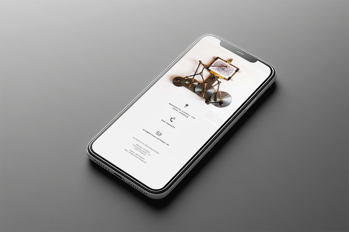 Die neue Webseite wird auf einem Handy dargestellt. Es liegt auf einem schlichten Tisch